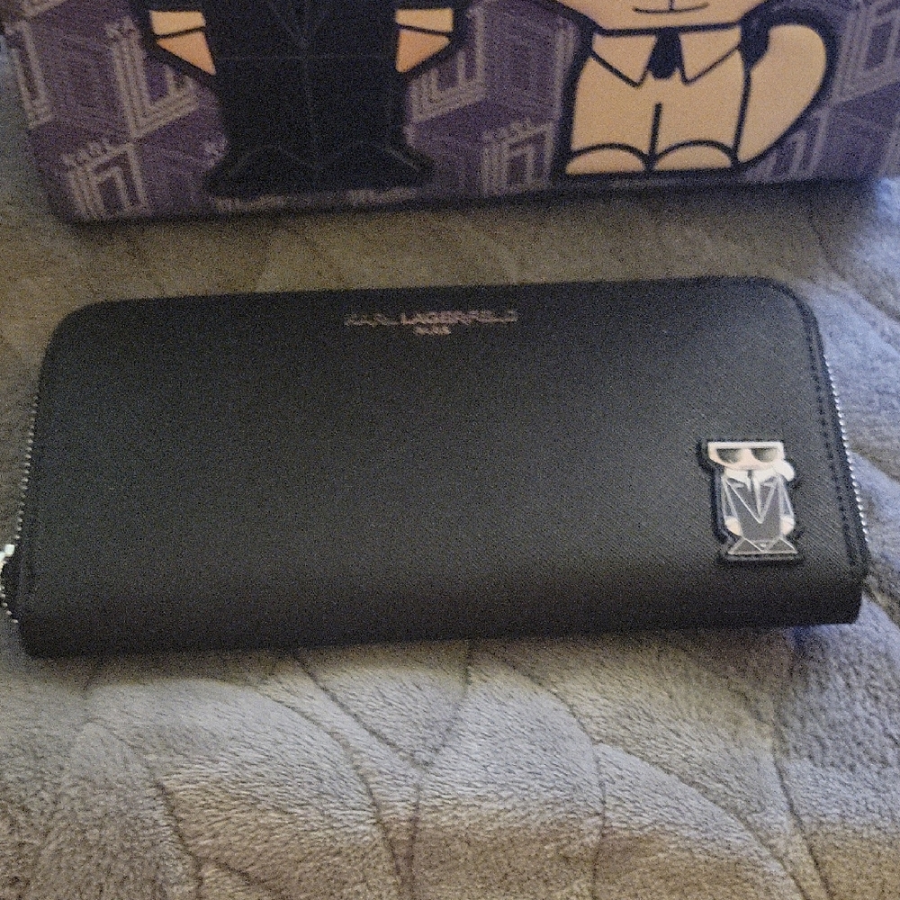 Karl Lagerfeld Black and Cream Graphic Shoulder Bag And Wallet - Picture 2 of 4